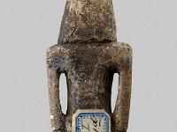 Aeg V 28 RS  Aeg V 28, Rückseite, Statuette, Brauner Ton, H 10,5 cm, B 3,3 cm, T 2,2 cm